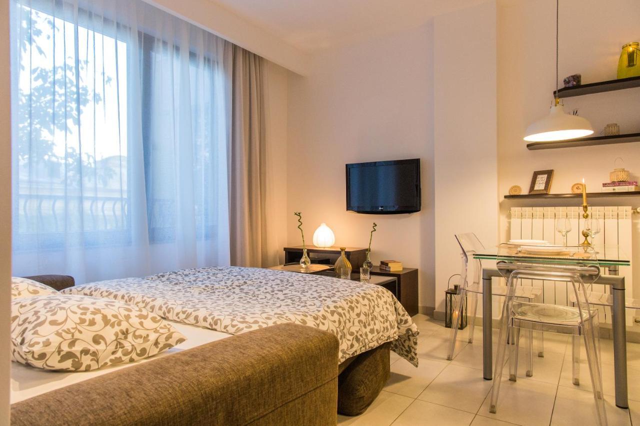 One Love Metropolitan Apartment Bucarest Esterno foto
